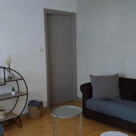 2 Pieces Avec Grande Chambre Daire *